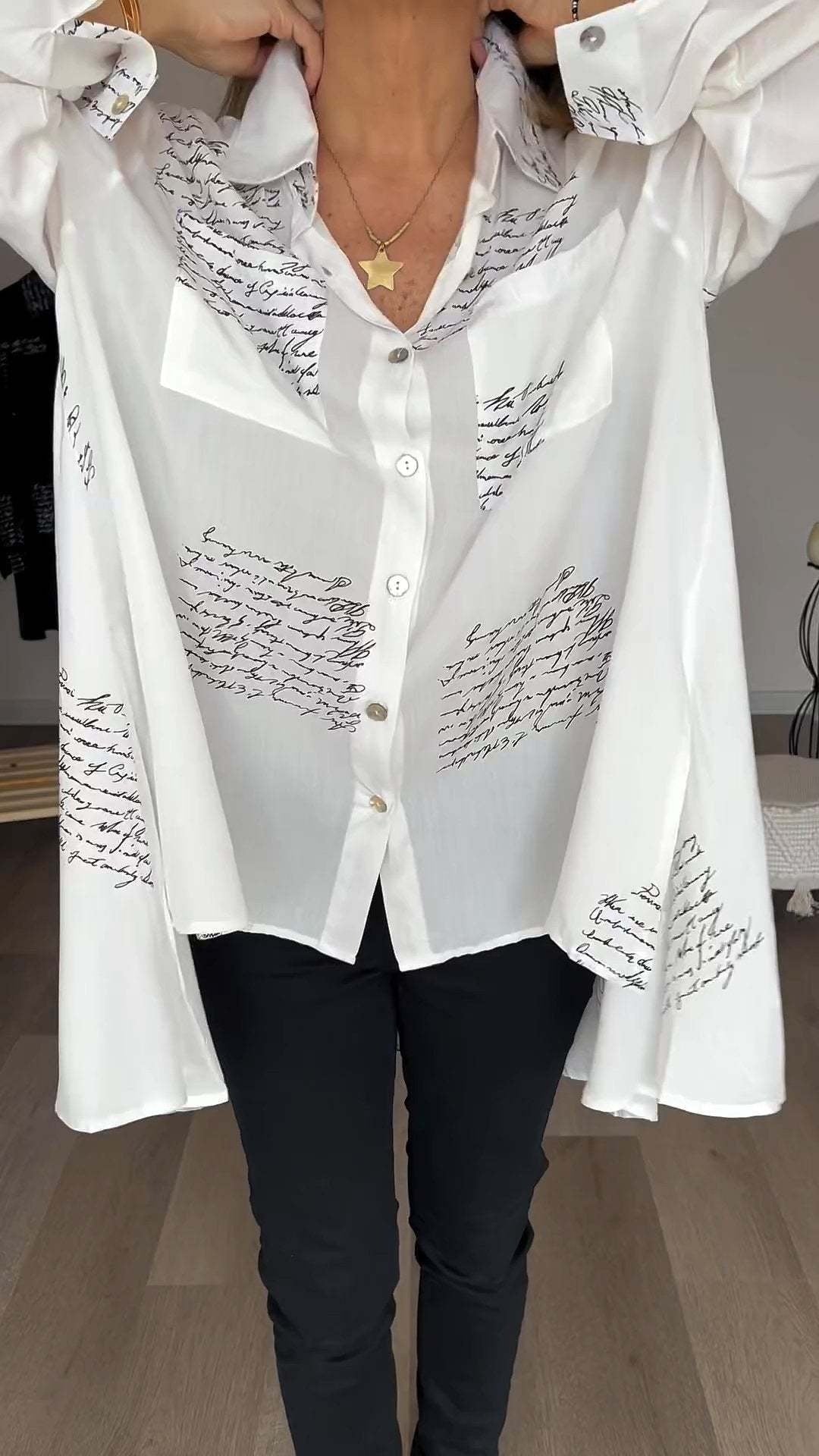 Blusa Abotonada con Estampado Manuscrito (4)
