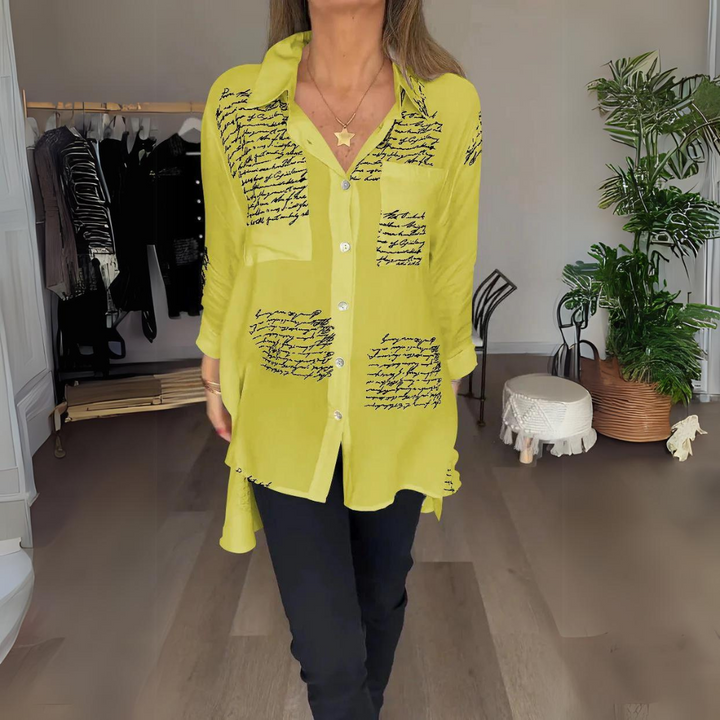 Blusa Abotonada con Estampado Manuscrito en Amarillo