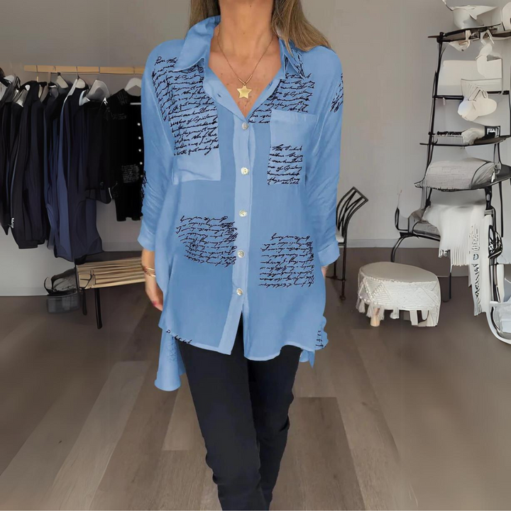 Blusa Abotonada con Estampado Manuscrito en Azul