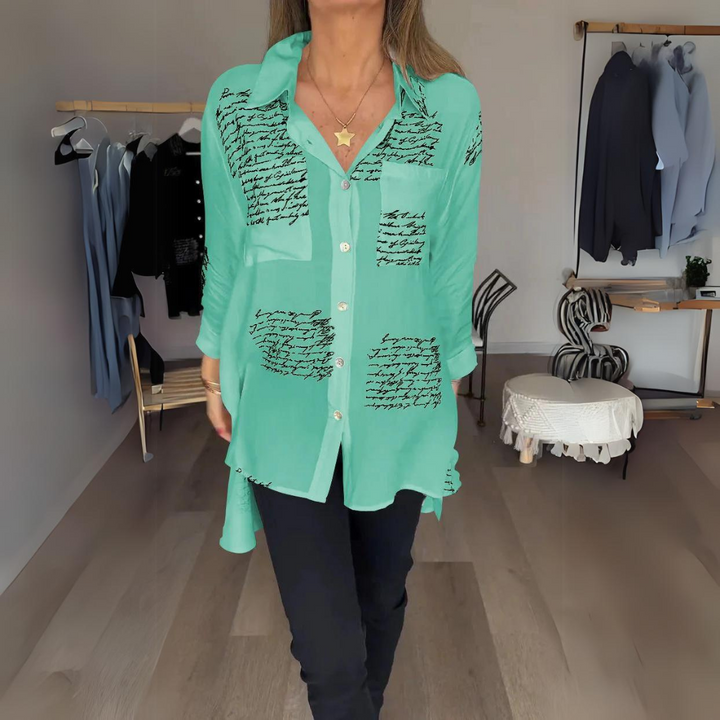 Blusa Abotonada con Estampado Manuscrito en Verde