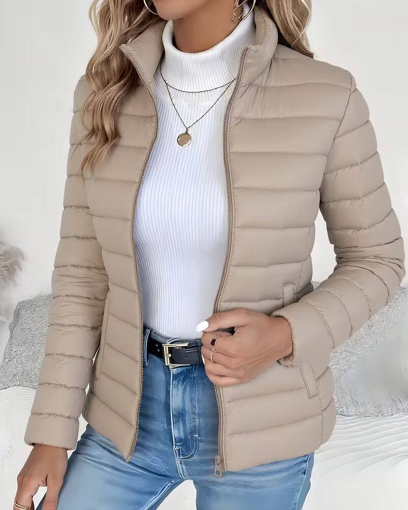 Chaqueta puffer corta ajustada para mujer en Beige