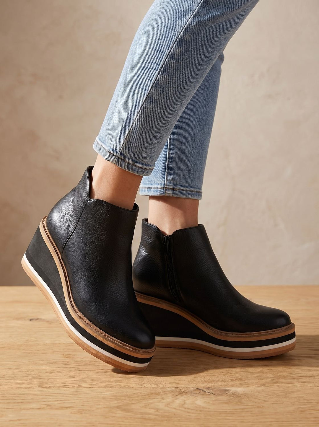 Damen Lederstiefel mit Keilabsatz und Seitenverschluss (2)