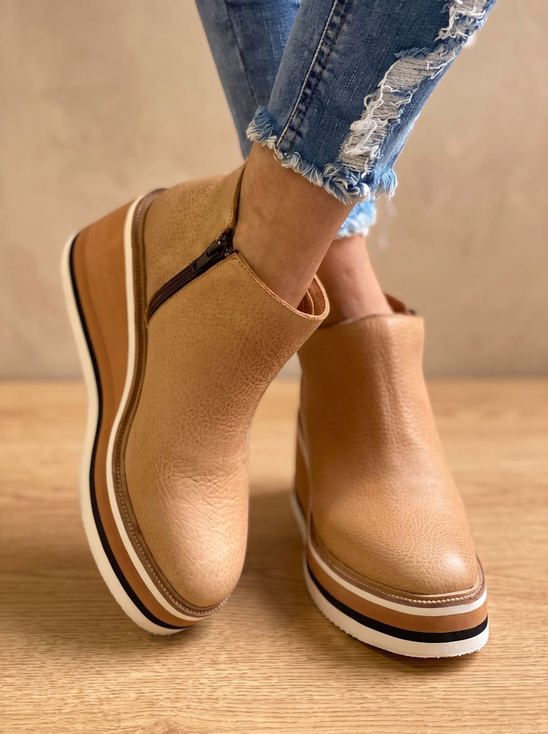 Damen Lederstiefel mit Keilabsatz und Seitenverschluss in Beige