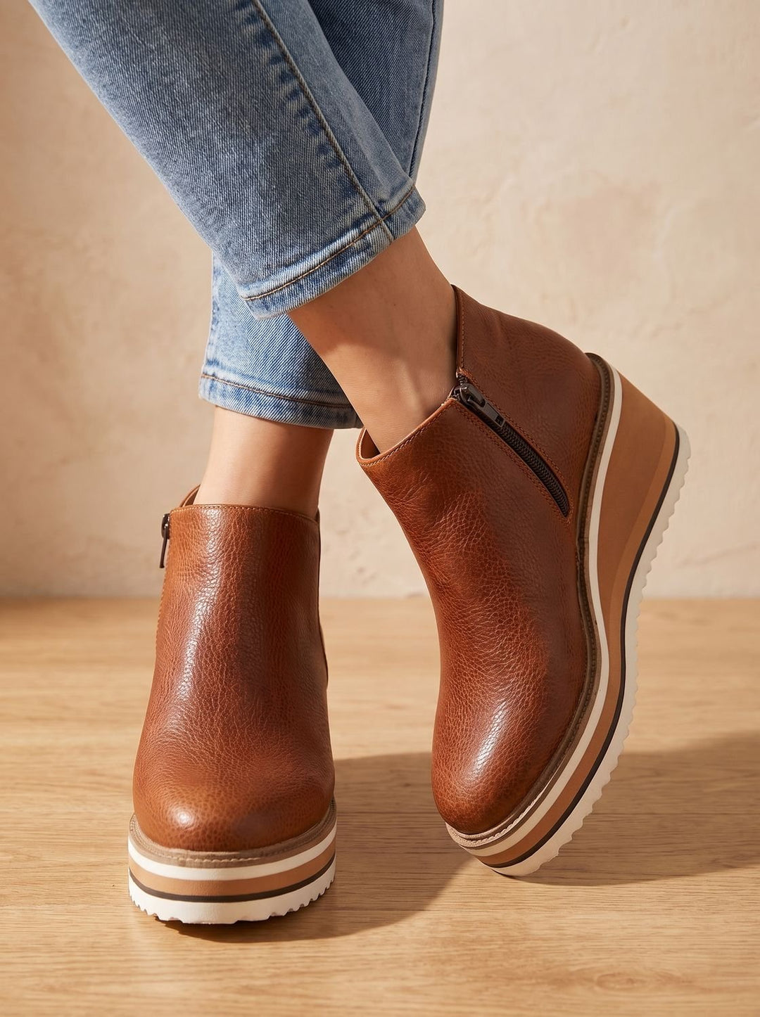 Damen Lederstiefel mit Keilabsatz und Seitenverschluss in Braun