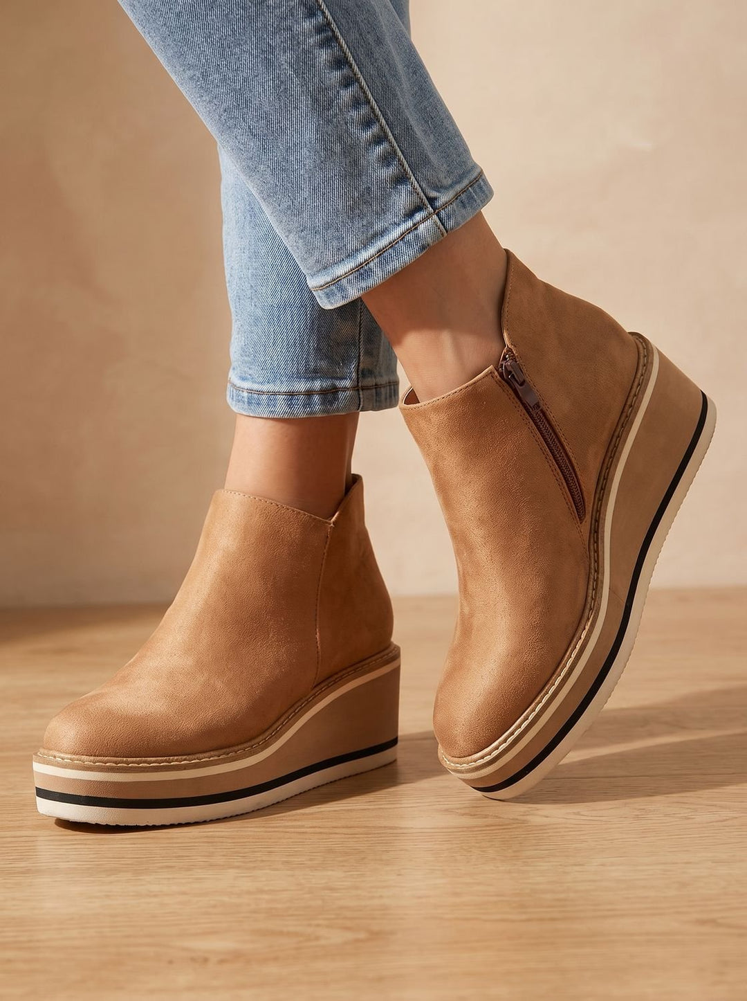Damen Lederstiefel mit Keilabsatz und Seitenverschluss in Khaki