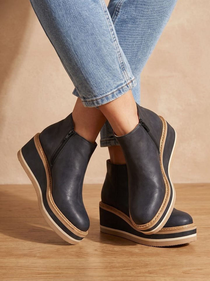 Damen Lederstiefel mit Keilabsatz und Seitenverschluss in Schwarz