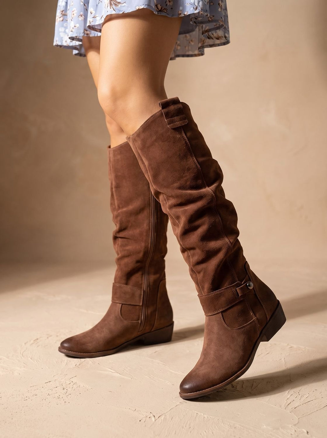Damen Lederstiefel mit lockerer Passform und Seitenzipper in Braun