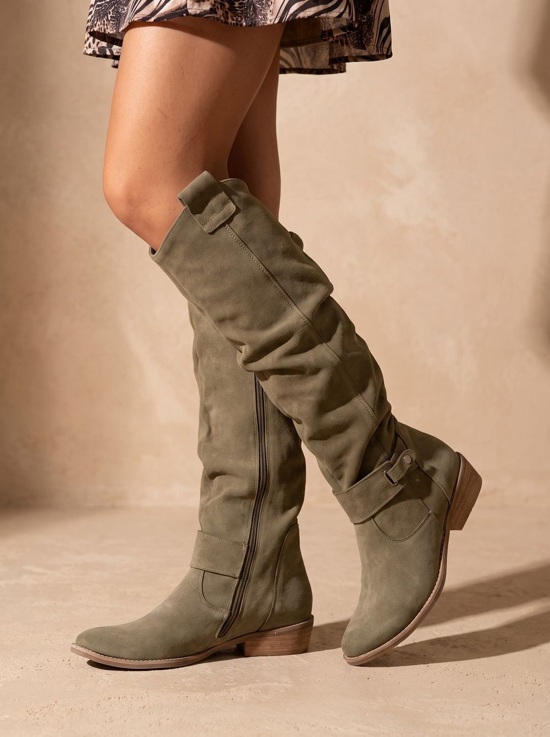 Damen Lederstiefel mit lockerer Passform und Seitenzipper in Grün