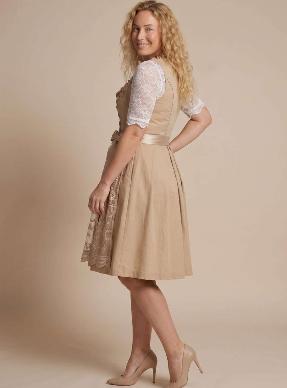 Damen Oktoberfest Dirndl mit Spitzenbluse (2)