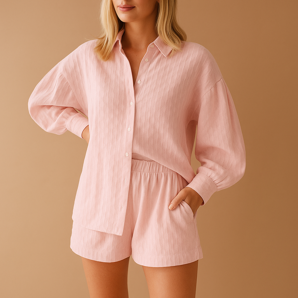 Damen Seidenbluse und Shorts zum Sommerurlaub in Hellrosa