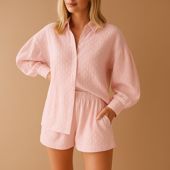 Damen Seidenbluse und Shorts zum Sommerurlaub in Hellrosa