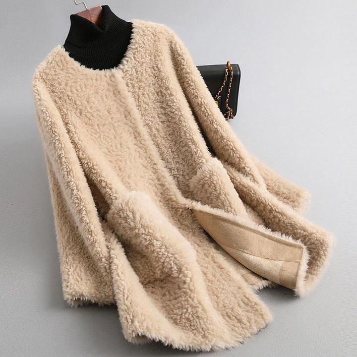 Damen Wintermantel mit fließender Silhouette aus Schaffell in Khaki Beige