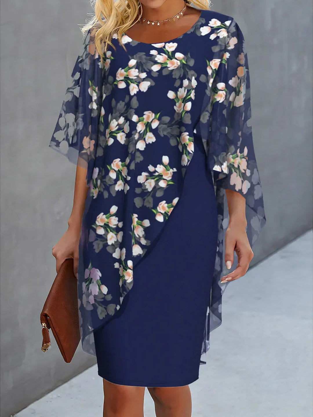 Damenkleid mit Chiffoncape und Blumenmuster für en Azul oscuro