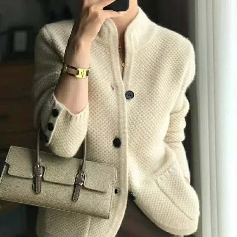 Elegante Damen Strickjacke mit feiner Passform in Beige