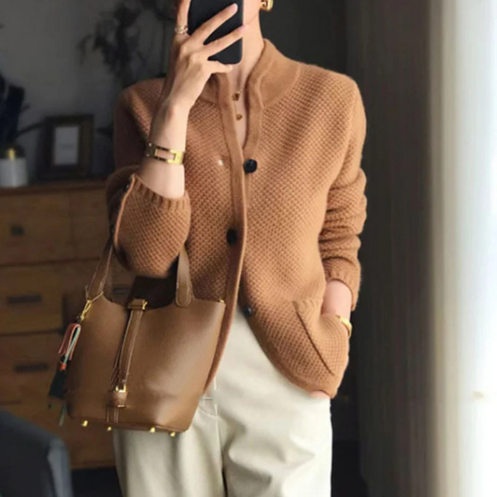 Elegante Damen Strickjacke mit feiner Passform in Braun