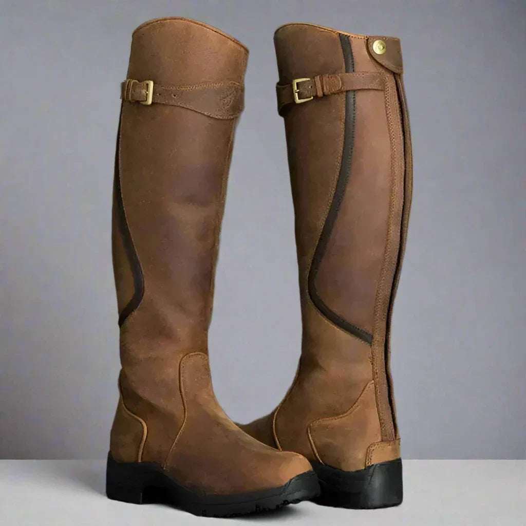 Elegante kniehohe Damen Reitstiefel im klassischen Stil in Braun