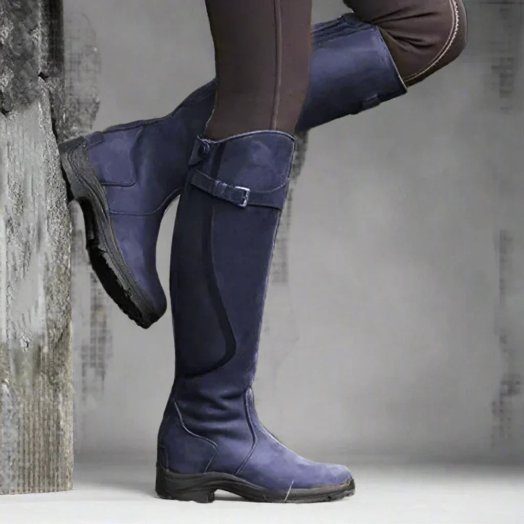 Elegante kniehohe Damen Reitstiefel im klassischen Stil in Lila