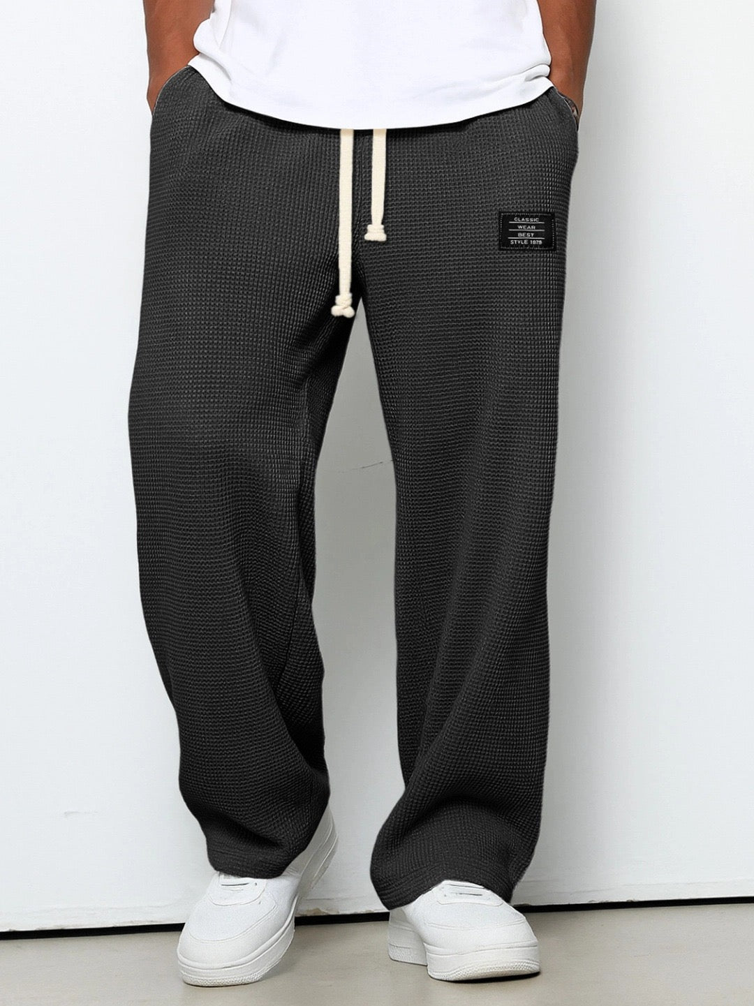 Herren Jogginghose im Urban-Stil mit tiefen Taschen in Schwarz