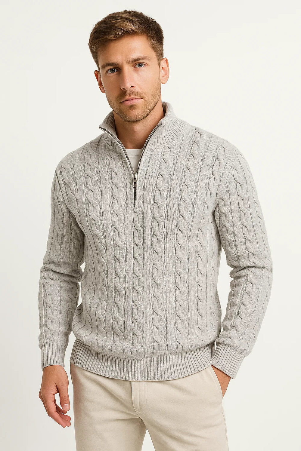 Klassischer Herren Pullover mit Zopfmuster in Hellgrau
