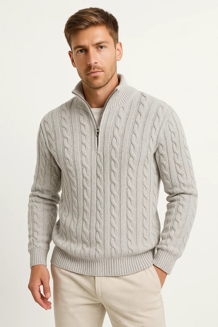 Klassischer Herren Pullover mit Zopfmuster in Hellgrau