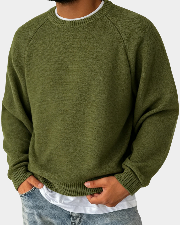 Klassischer Herrenpullover für Herbst und Lagenlook in Armeegrün
