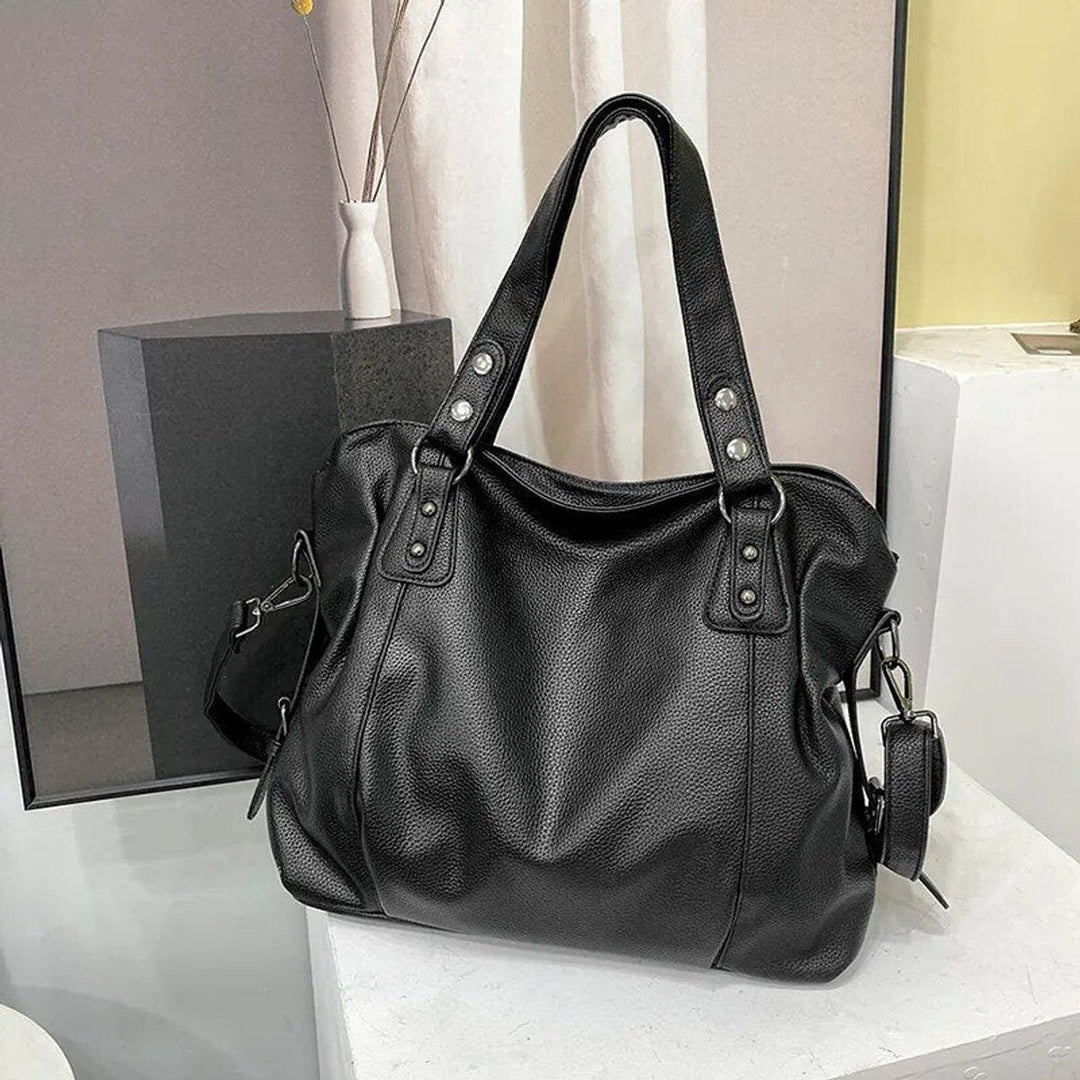 Large Black Leather-Look Studded Shoulder en Negro