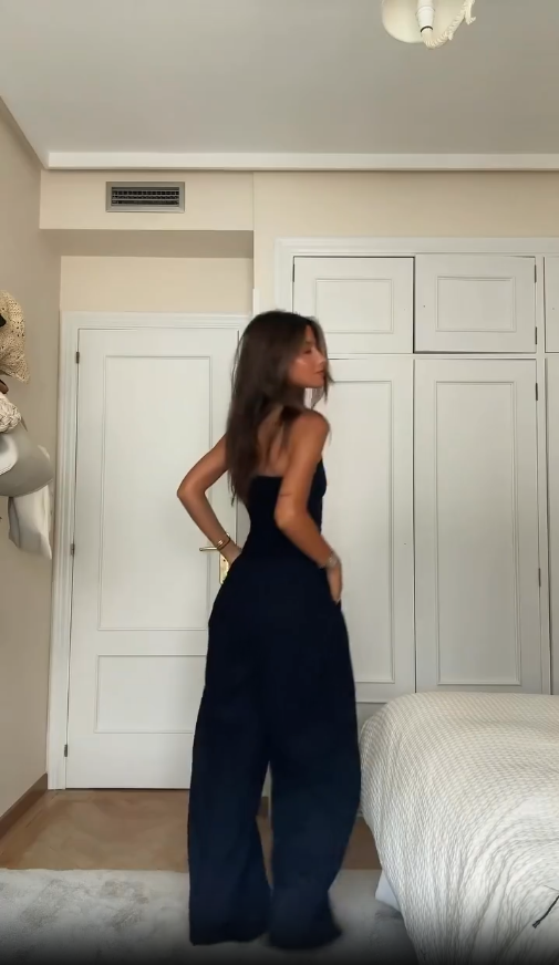 Mono para mujer elegante con silueta entallada en Negro 4
