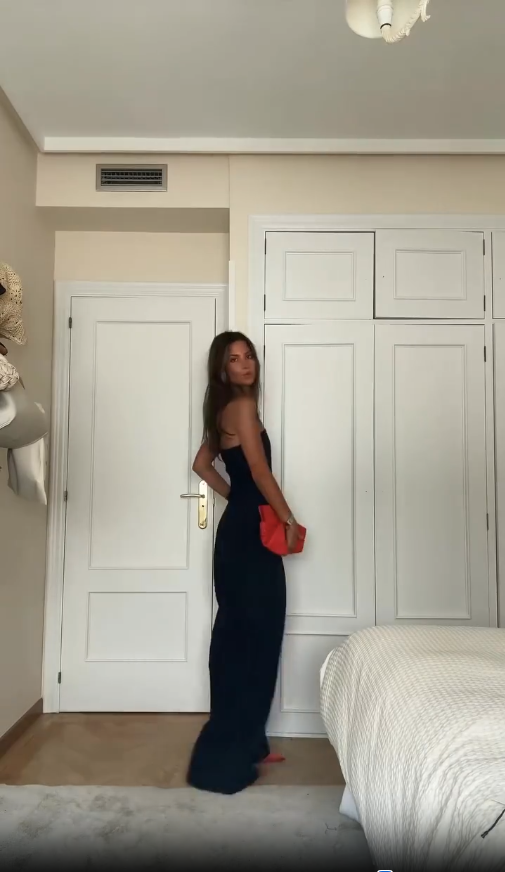 Mono para mujer elegante con silueta entallada en Negro 6