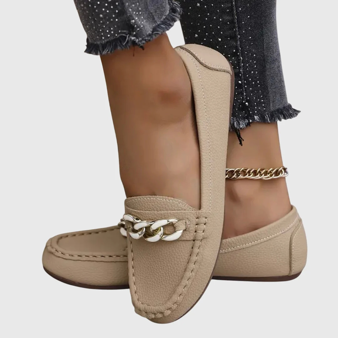 Mujer Loafer Elegante con Detalle de Cadena en Beige