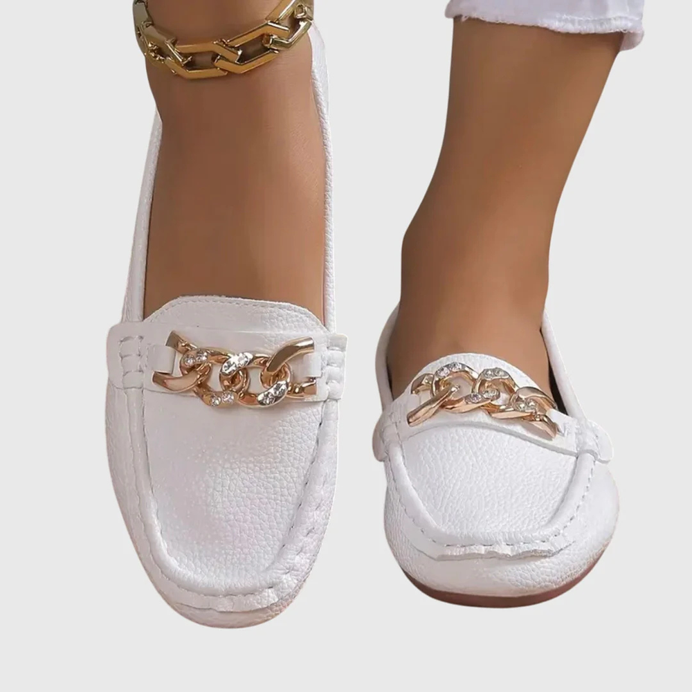 Mujer Loafer Elegante con Detalle de Cadena en Blanco