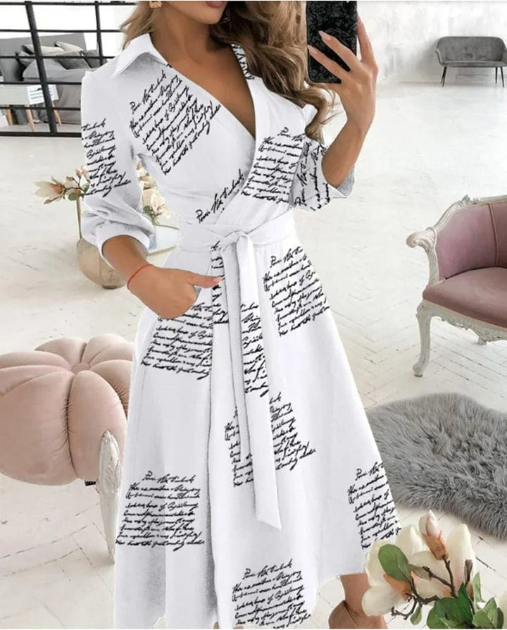 Schickes Midi-Kleid mit Gürtel en Briefdruck