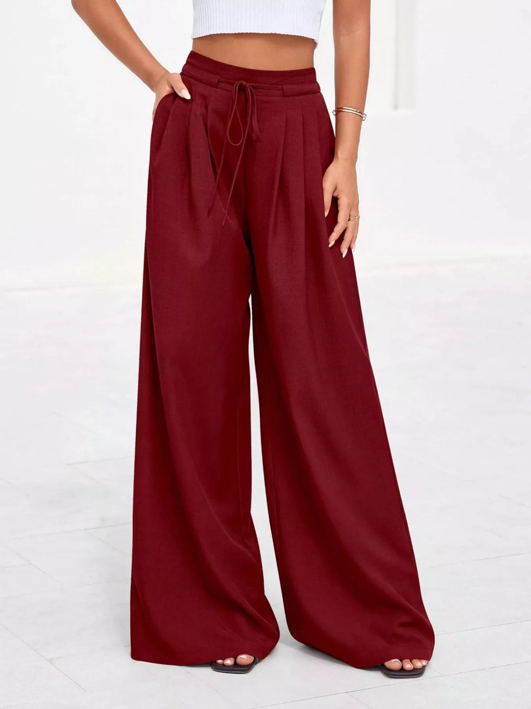 Schwarze Damenhose mit hohem Bund und Faltendetails (10)