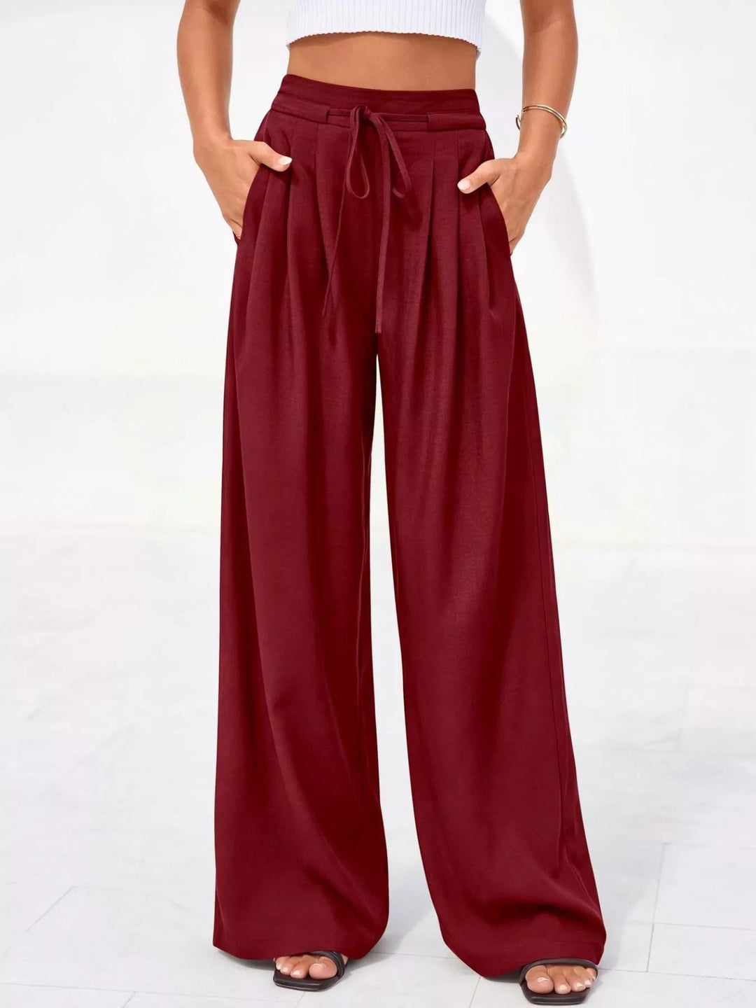 Schwarze Damenhose mit hohem Bund und Faltendetails (11)