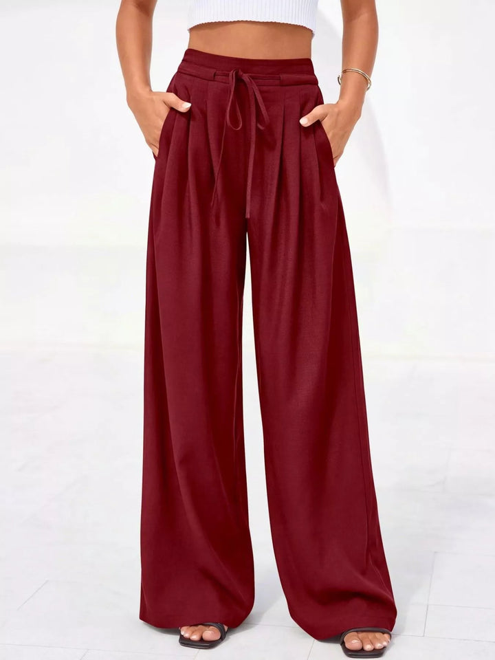 Schwarze Damenhose mit hohem Bund und Faltendetails (11)