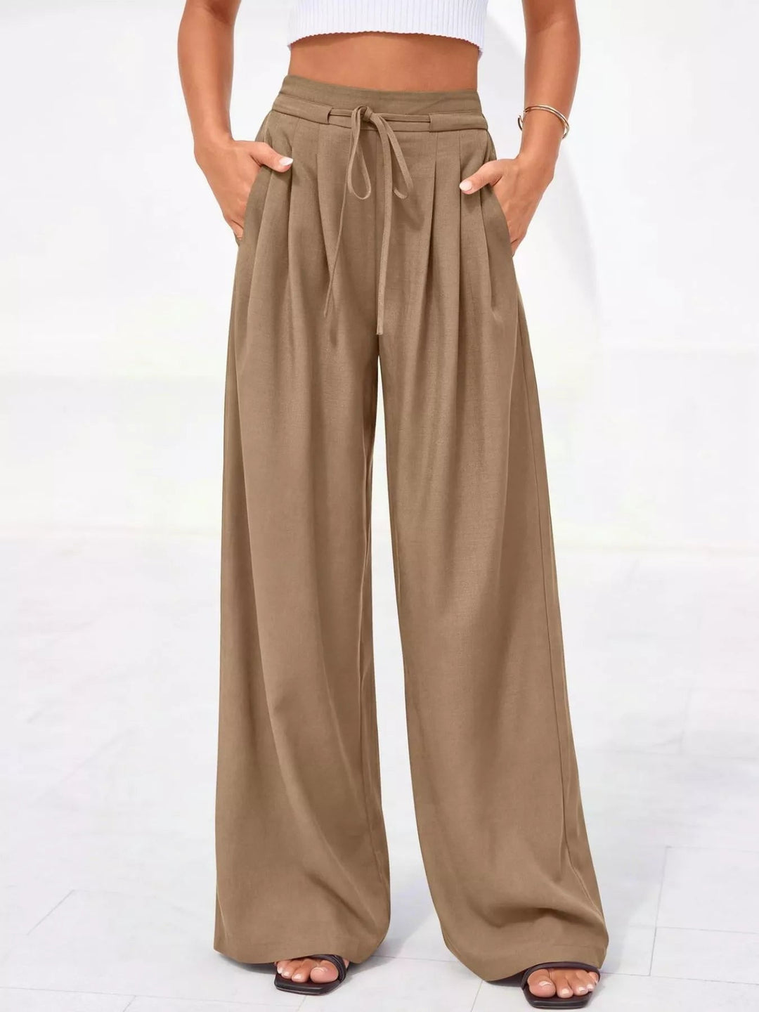 Schwarze Damenhose mit hohem Bund und Faltendetails (15)