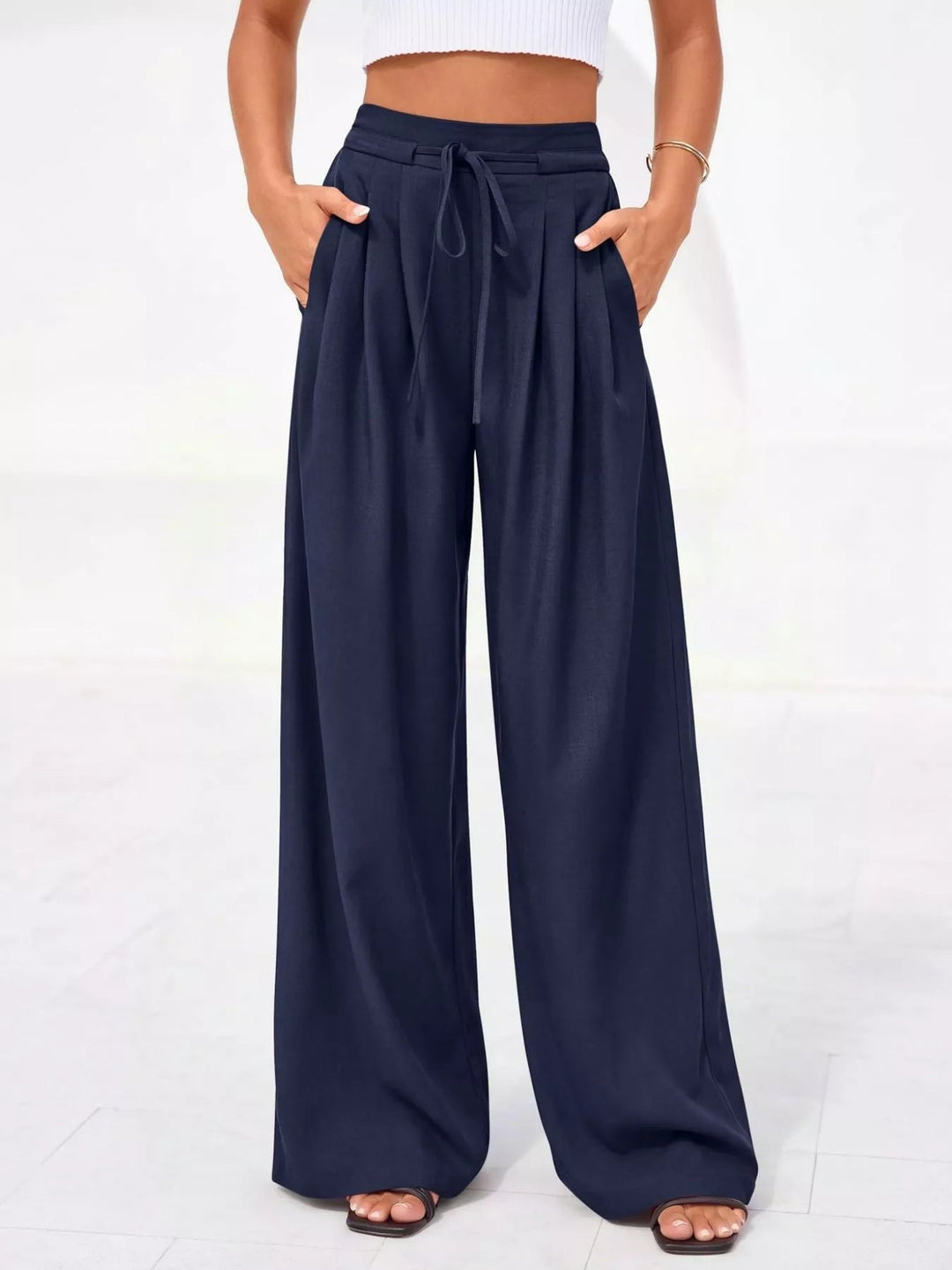 Schwarze Damenhose mit hohem Bund und Faltendetails (18)