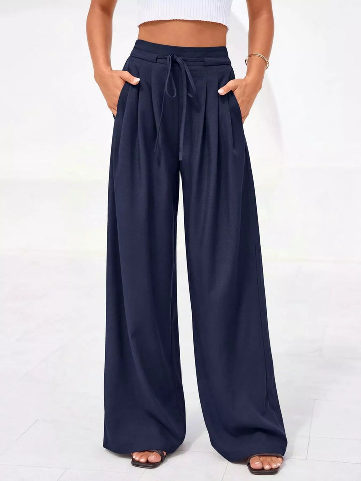 Schwarze Damenhose mit hohem Bund und Faltendetails (18)