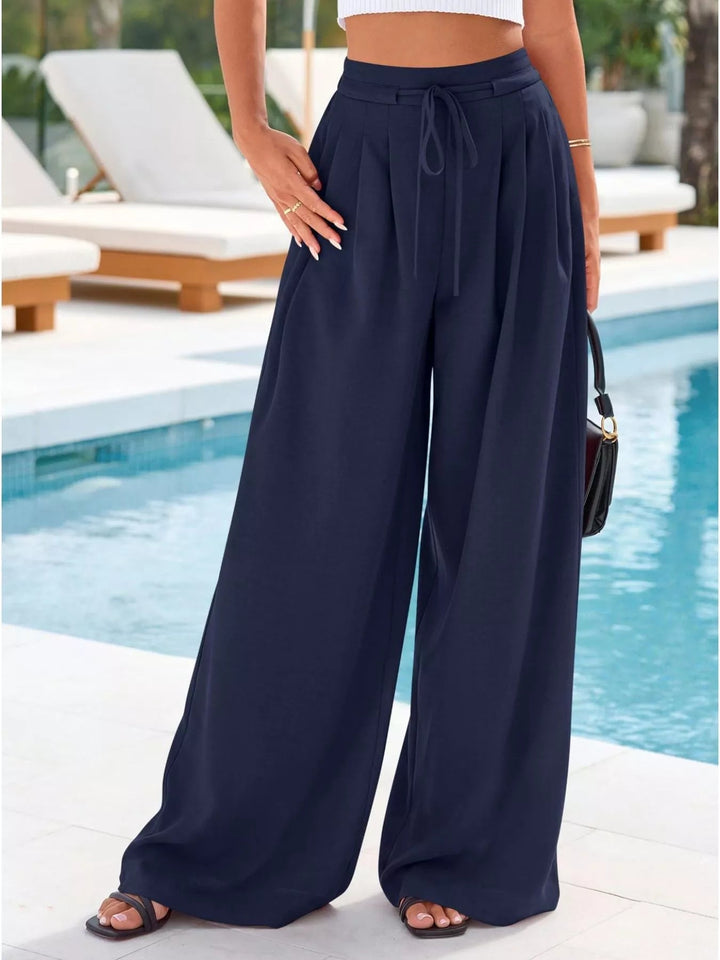 Schwarze Damenhose mit hohem Bund und Faltendetails (19)