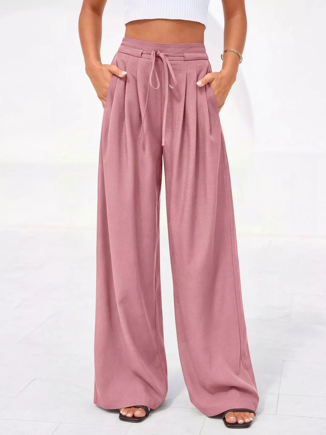 Schwarze Damenhose mit hohem Bund und Faltendetails (3)