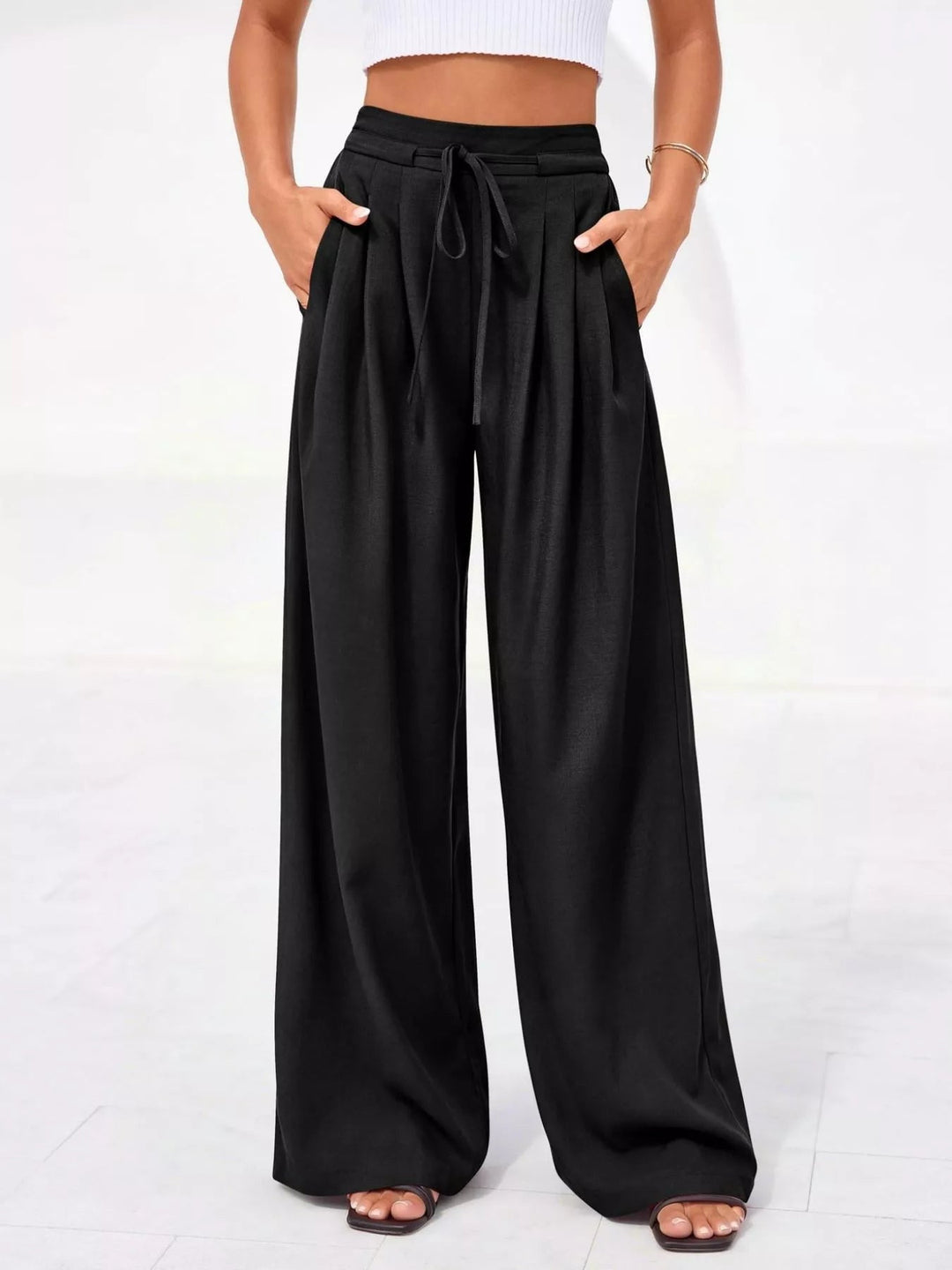 Schwarze Damenhose mit hohem Bund und Faltendetails (6)