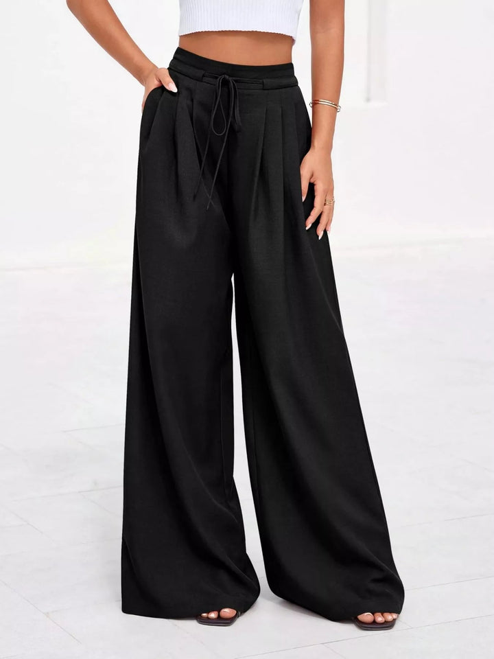 Schwarze Damenhose mit hohem Bund und Faltendetails (7)