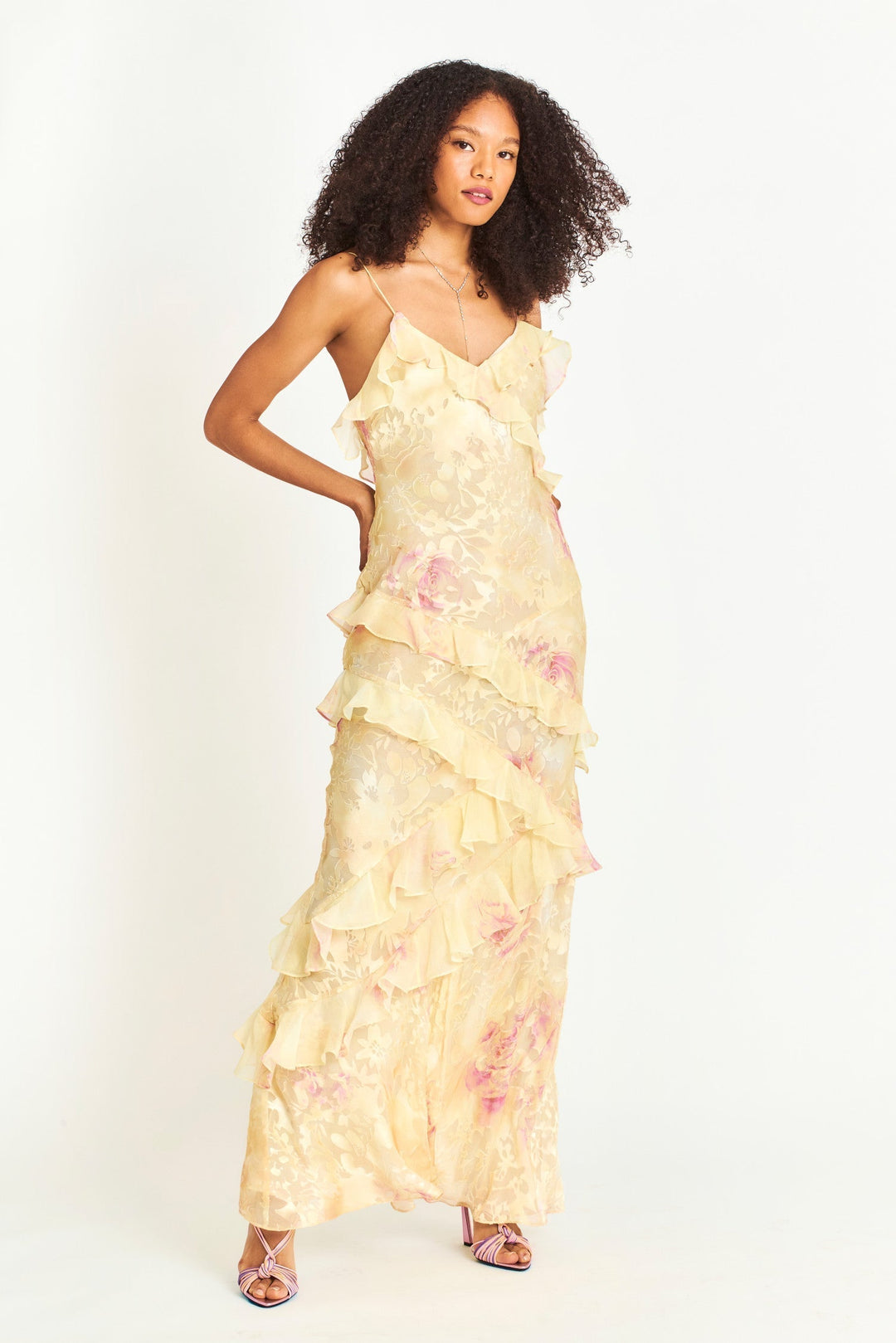 Vestido de Invitada Maxi Florido con Fruncidos en Amarillo