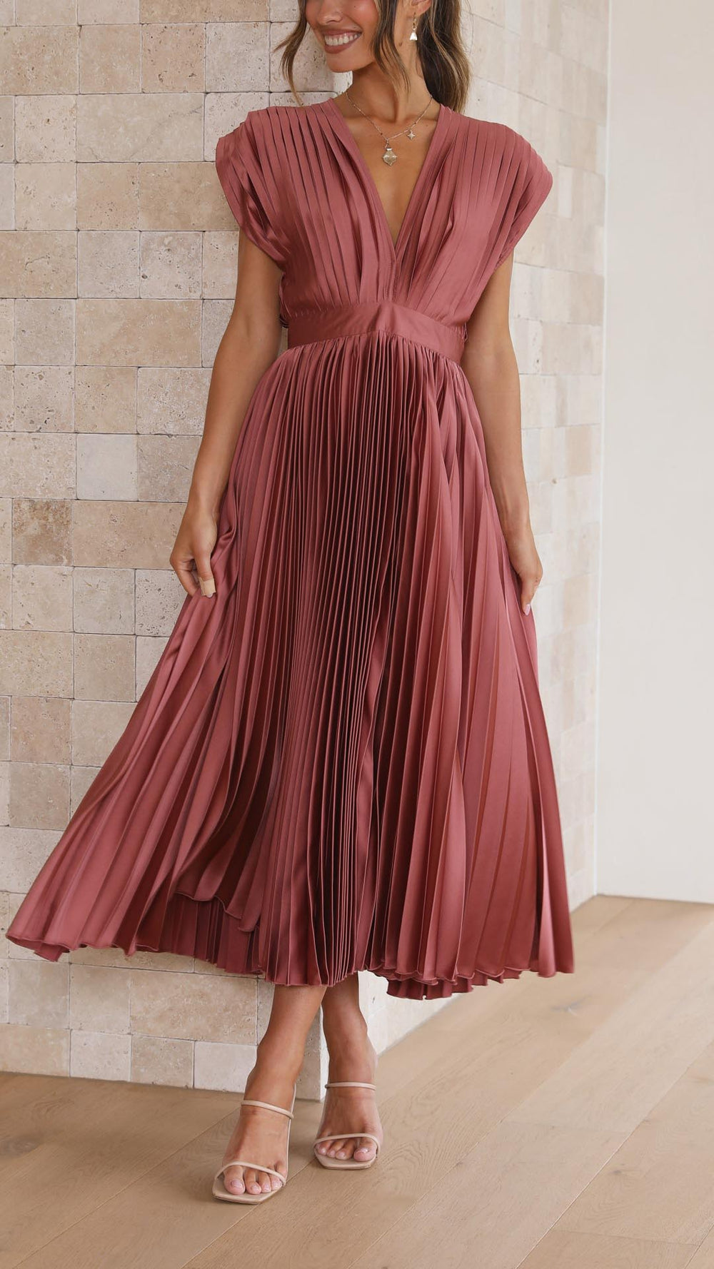 Women's Pleated V Neck Midi en Antique Pink